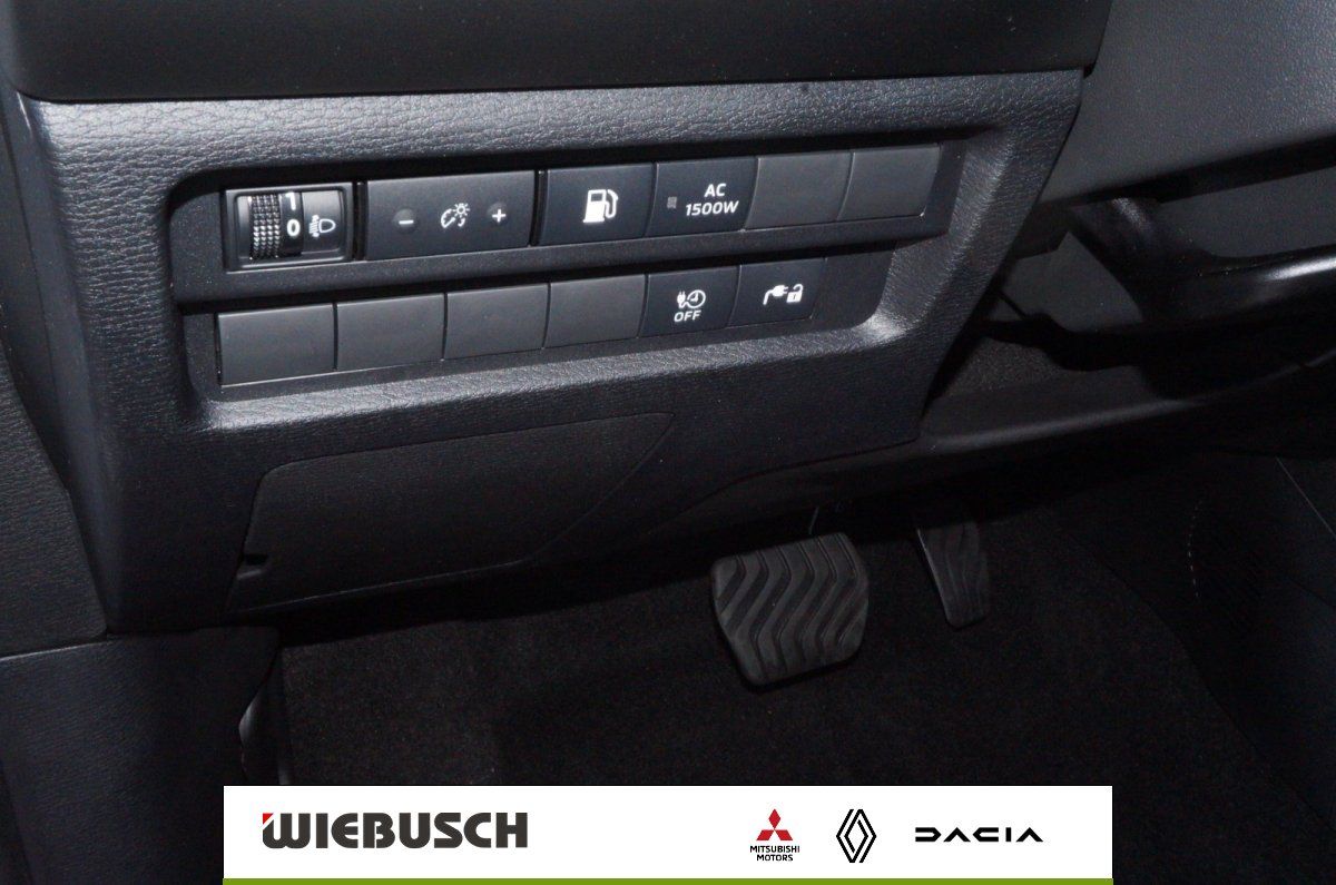 Mitsubishi Innenraum Detailansicht Bedienelemente und Fahrpedale