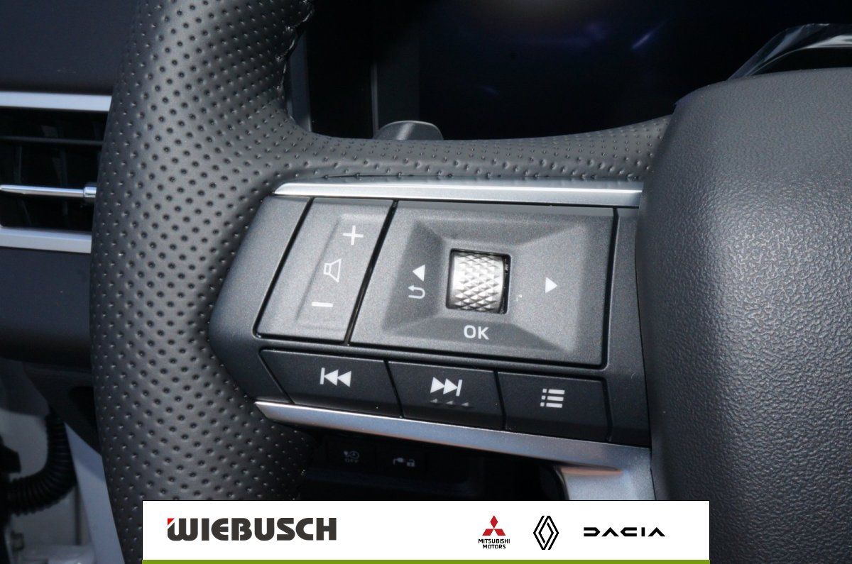Lenkrad mit Multifunktionstasten und Bedienelementen im Fahrzeuginnenraum