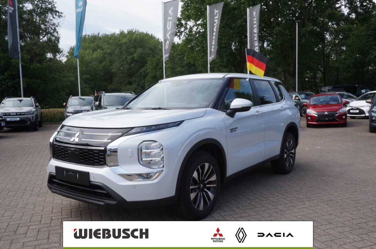 Mitsubishi SUV silber Frontansicht auf Haendlerhof geparkt