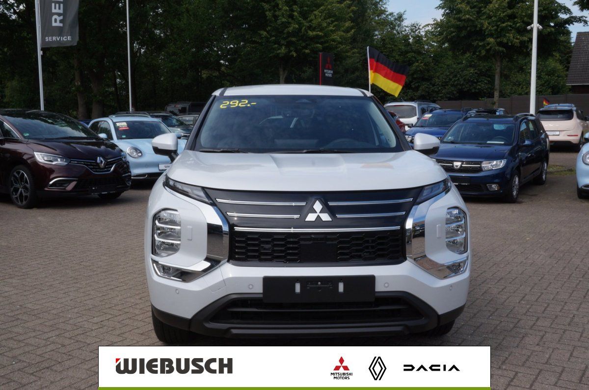 Mitsubishi SUV weiss Frontansicht auf Haendlerhof