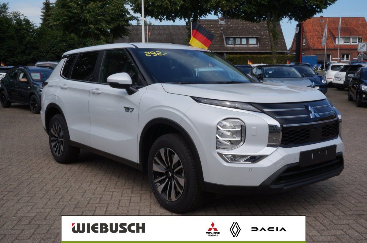 Mitsubishi SUV in Weiss auf Haendlerhof, Frontansicht schraeg