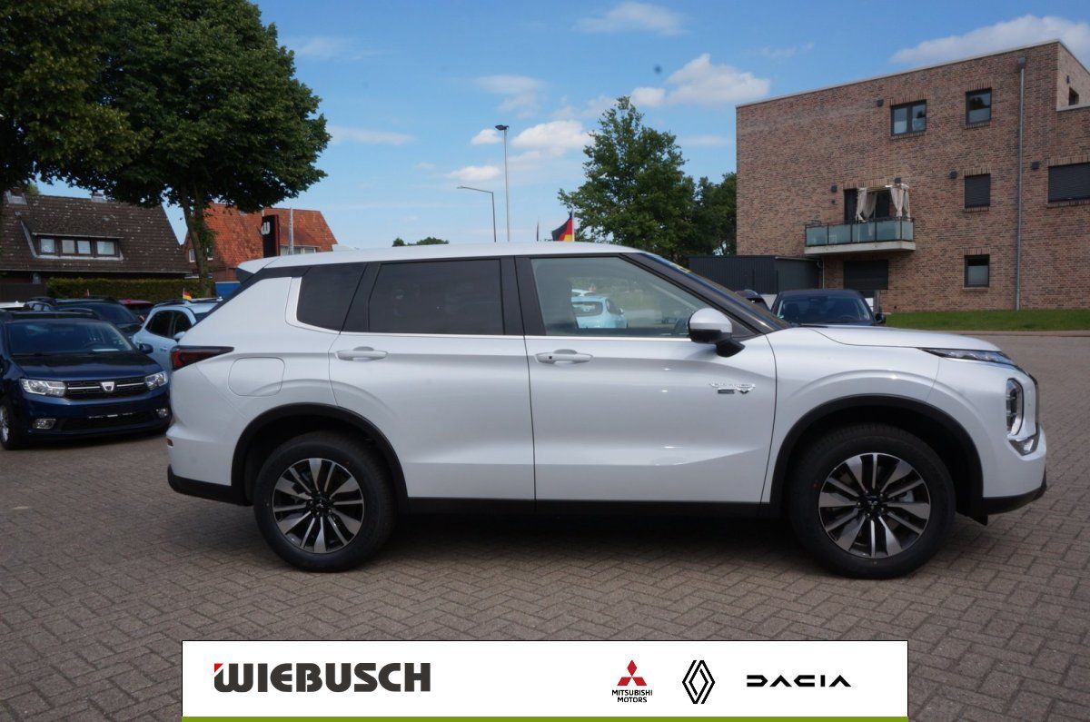 Mitsubishi SUV in Weiss Seitenansicht auf Haendlerparkplatz