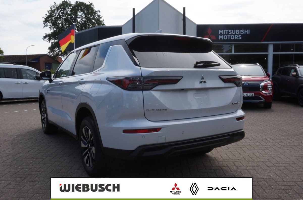 Mitsubishi Outlander Plug-in Hybrid weiss Heckansicht auf Haendlerhof