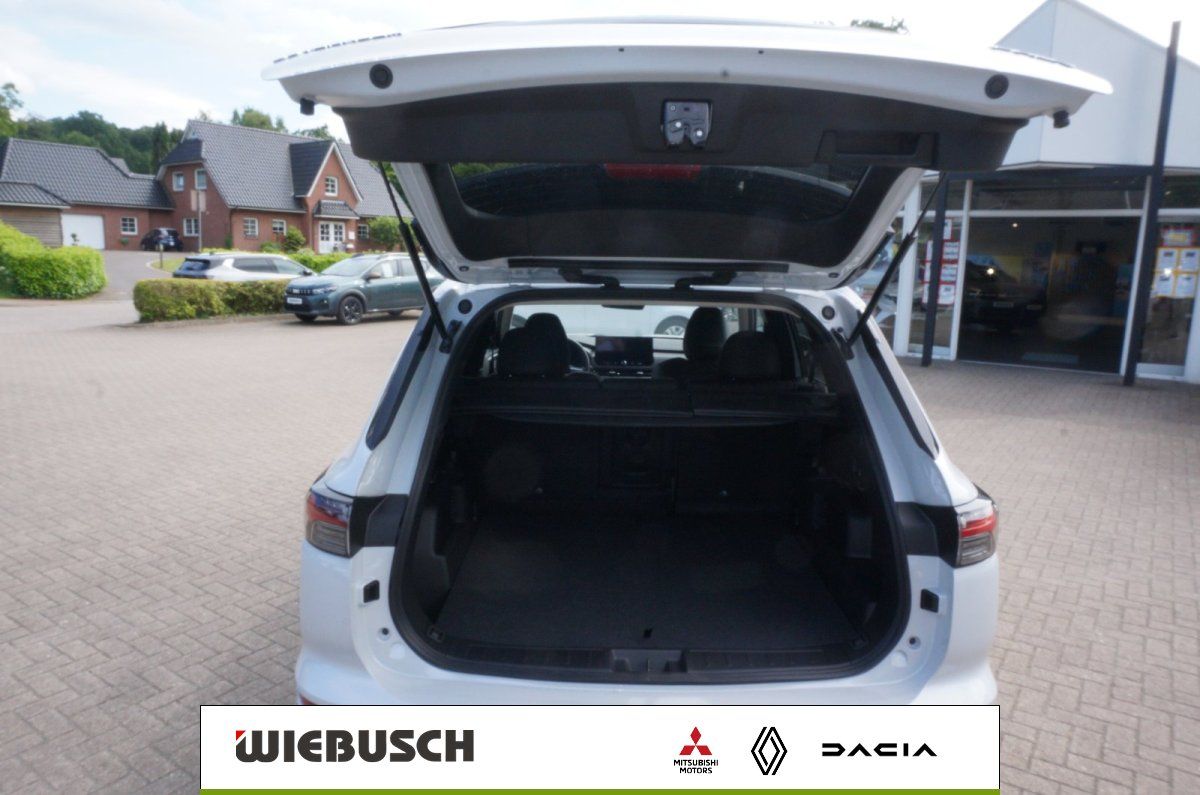 Mitsubishi Kombi mit geoeffneter Heckklappe und Kofferraum von hinten