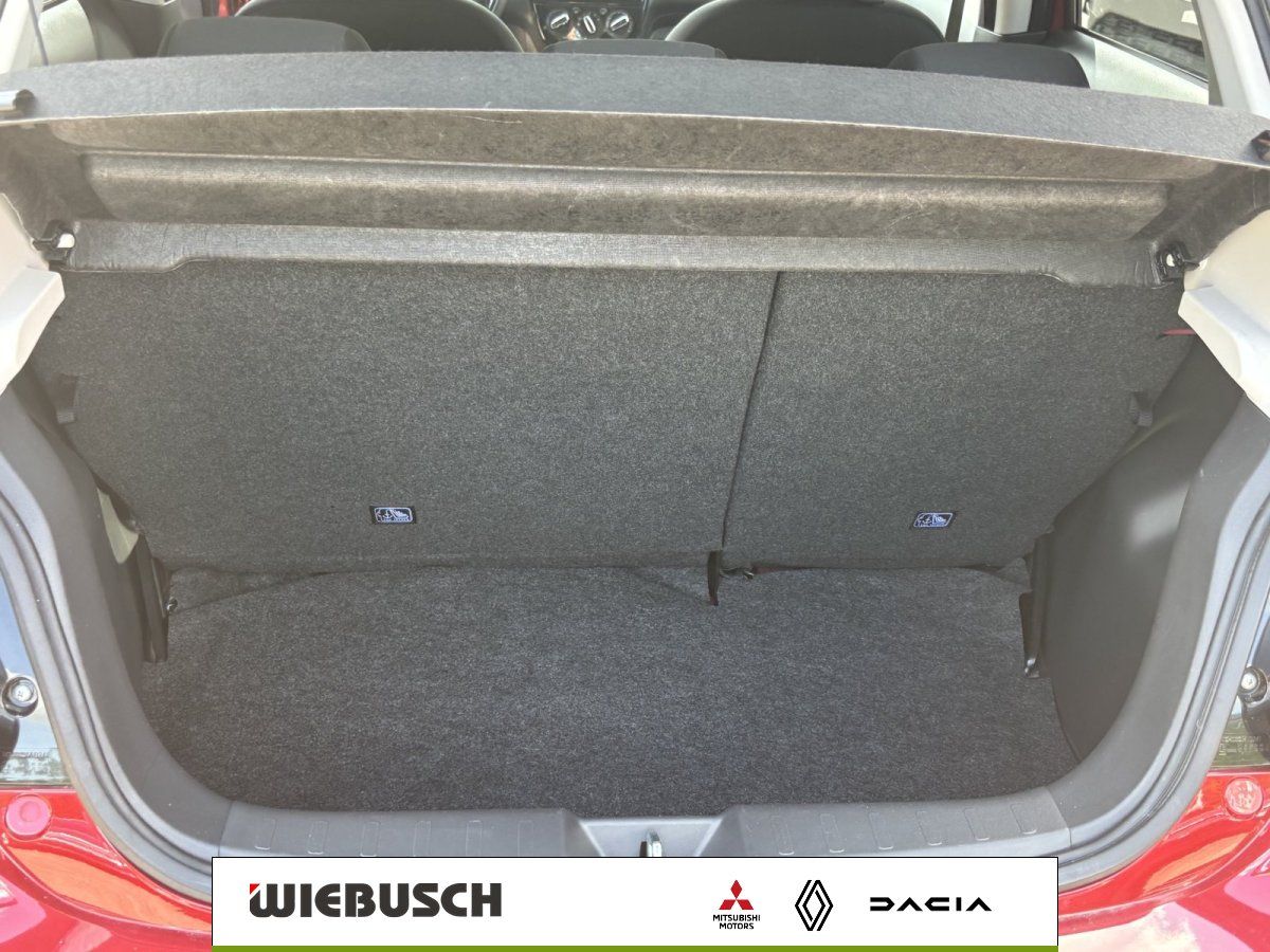 Kofferraum mit Gepäckraumabdeckung im roten Fahrzeug