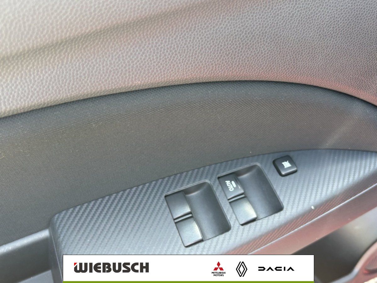 Türverkleidung mit elektrischen Fensterhebern im Mitsubishi Innenraum