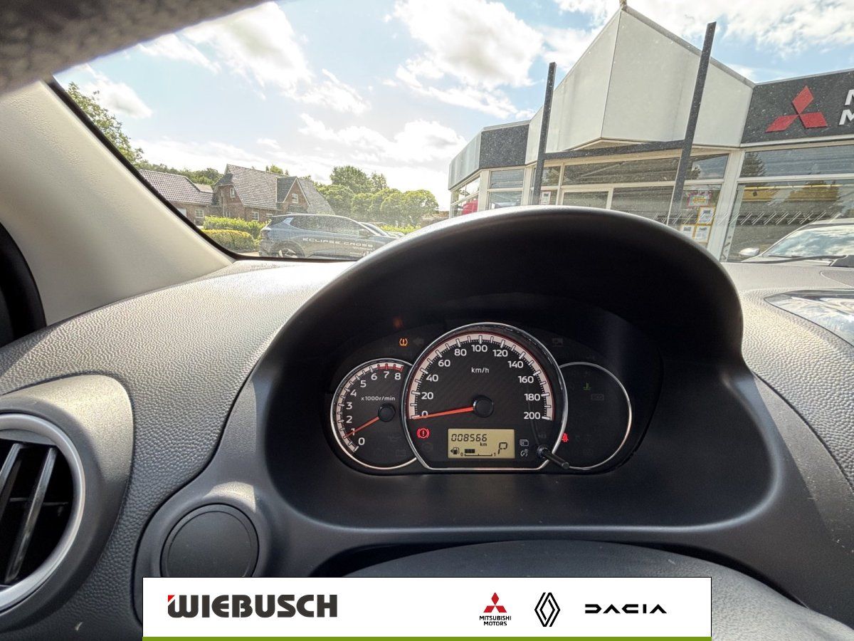 Mitsubishi Space Star Innenraum, Blick auf Tacho und Kombiinstrument