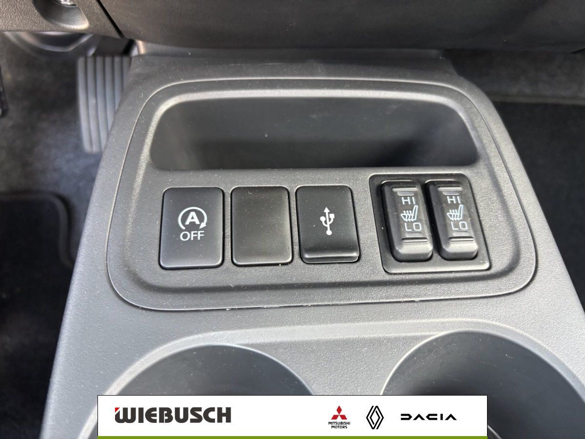 Mittelkonsole mit Sitzheizung und USB-Anschluss im Fahrzeuginnenraum