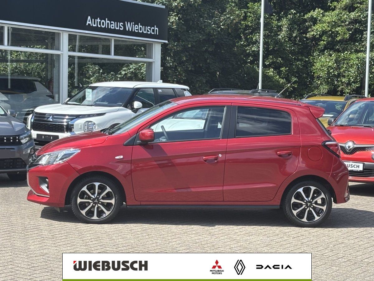 Roter Mitsubishi in Seitenansicht auf Hof des Autohaus Wiebusch