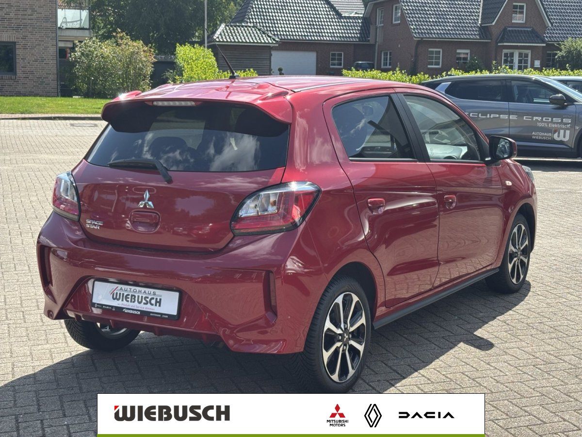 Roter Mitsubishi Space Star Heckansicht auf Hof des Autohauses Wiebusch