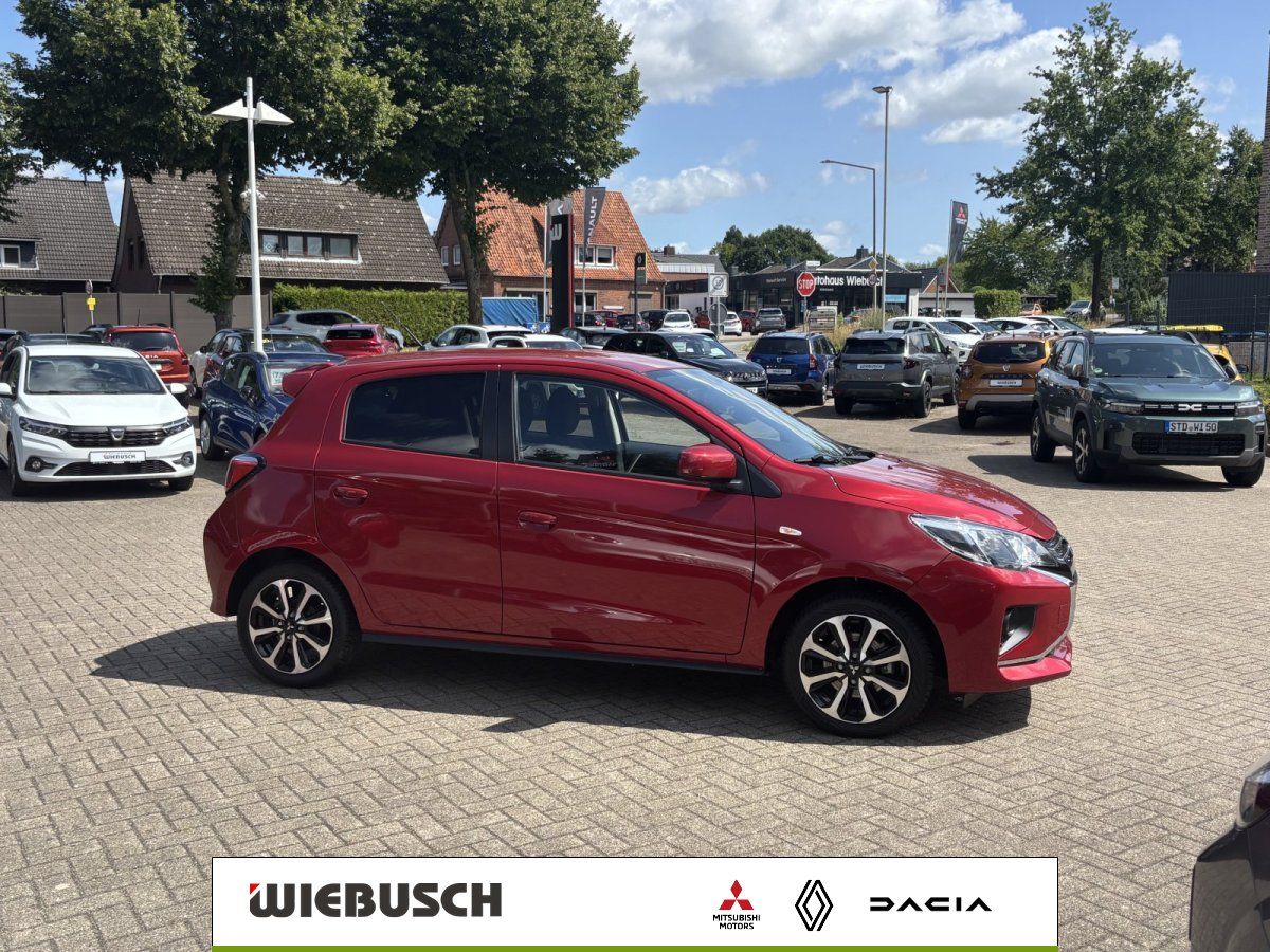 Roter Mitsubishi Space Star Seitenansicht vor dem Autohaus Wiebusch