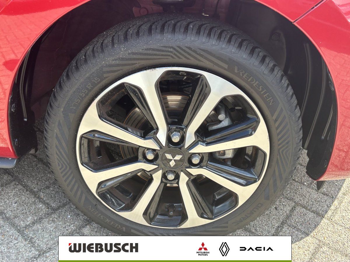 Detailansicht Leichtmetallfelge und Reifen am roten Mitsubishi