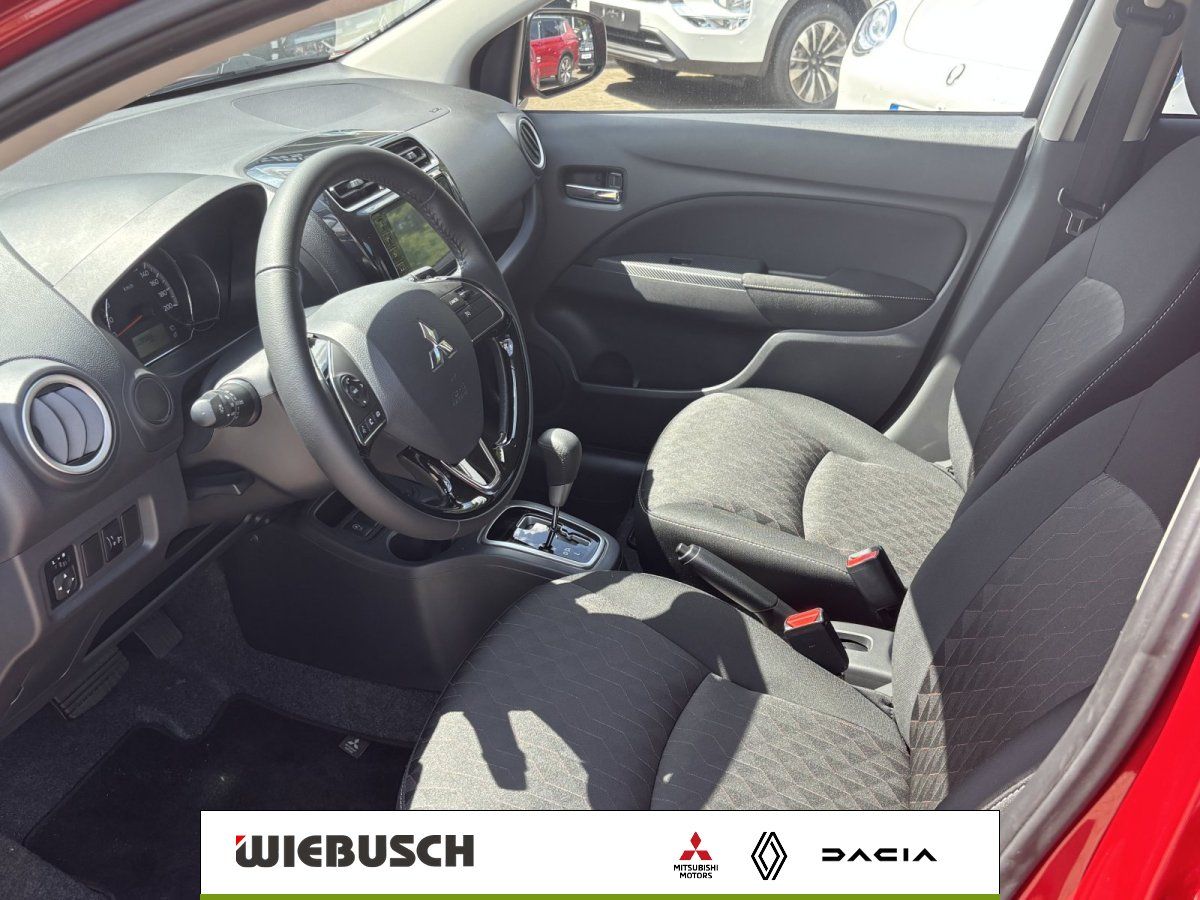 Innenraum Mitsubishi mit Lenkrad, Cockpit und Sitzen in Rot