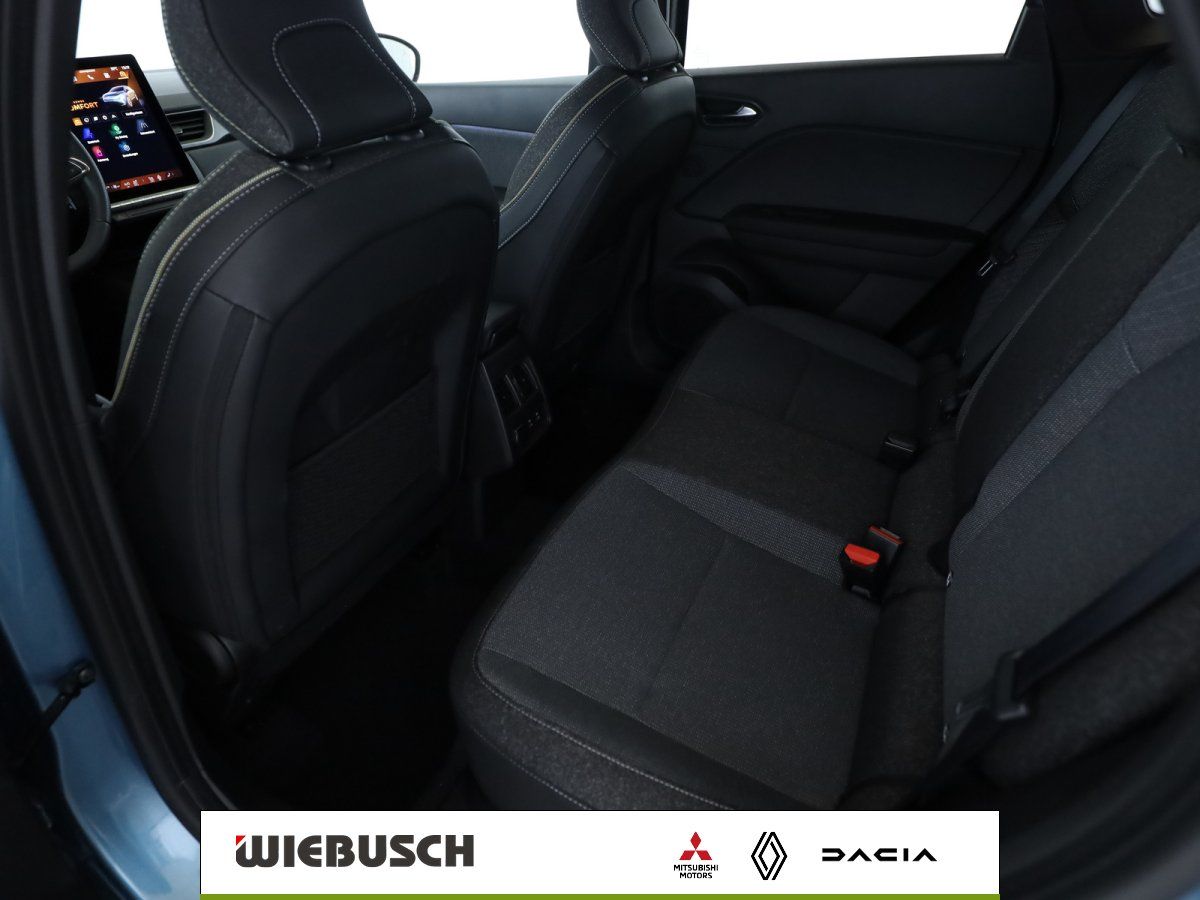 Rücksitze mit schwarzer Polsterung im Fahrzeuginnenraum