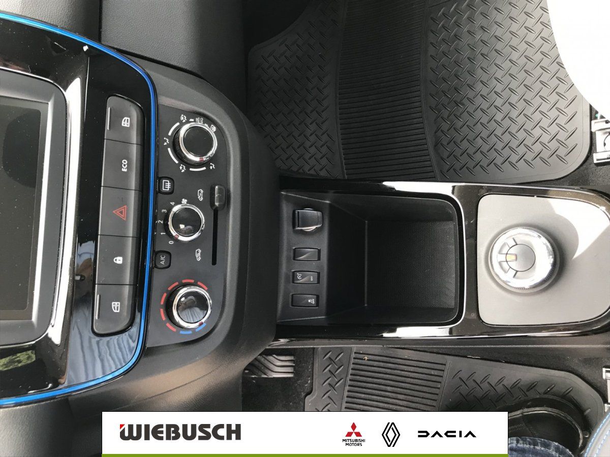 Dacia Mittelkonsole mit Bedienelementen und Klimaregler im Innenraum
