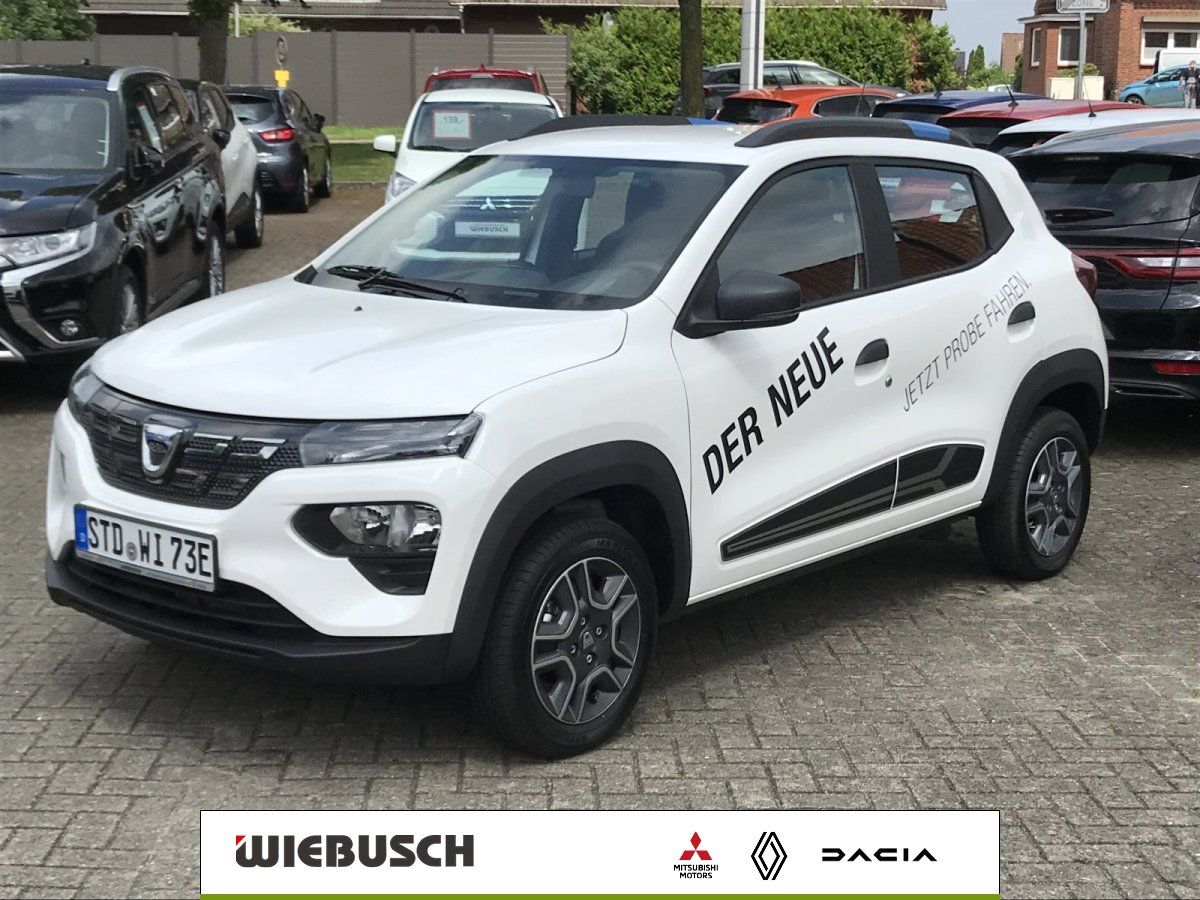Dacia Spring weiß Elektro Kleinwagen Frontansicht auf Händlerhof