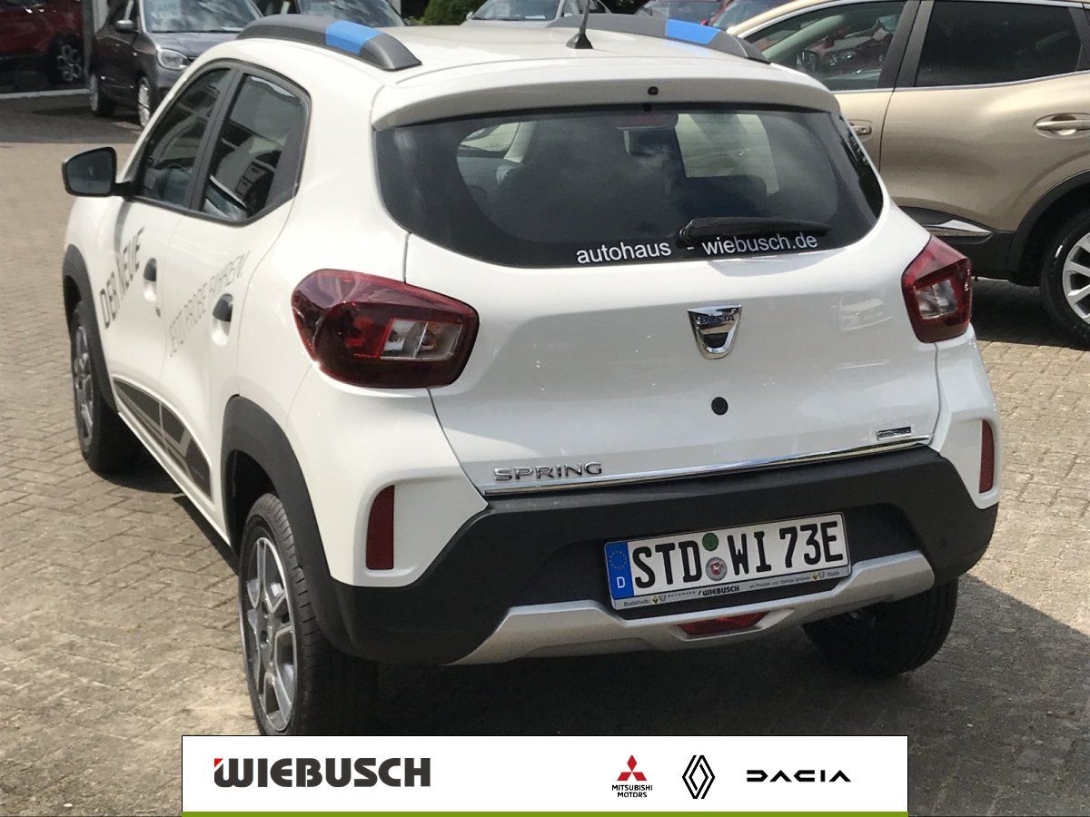 Dacia Spring weiß Heckansicht mit Rücklichtern und Kennzeichen