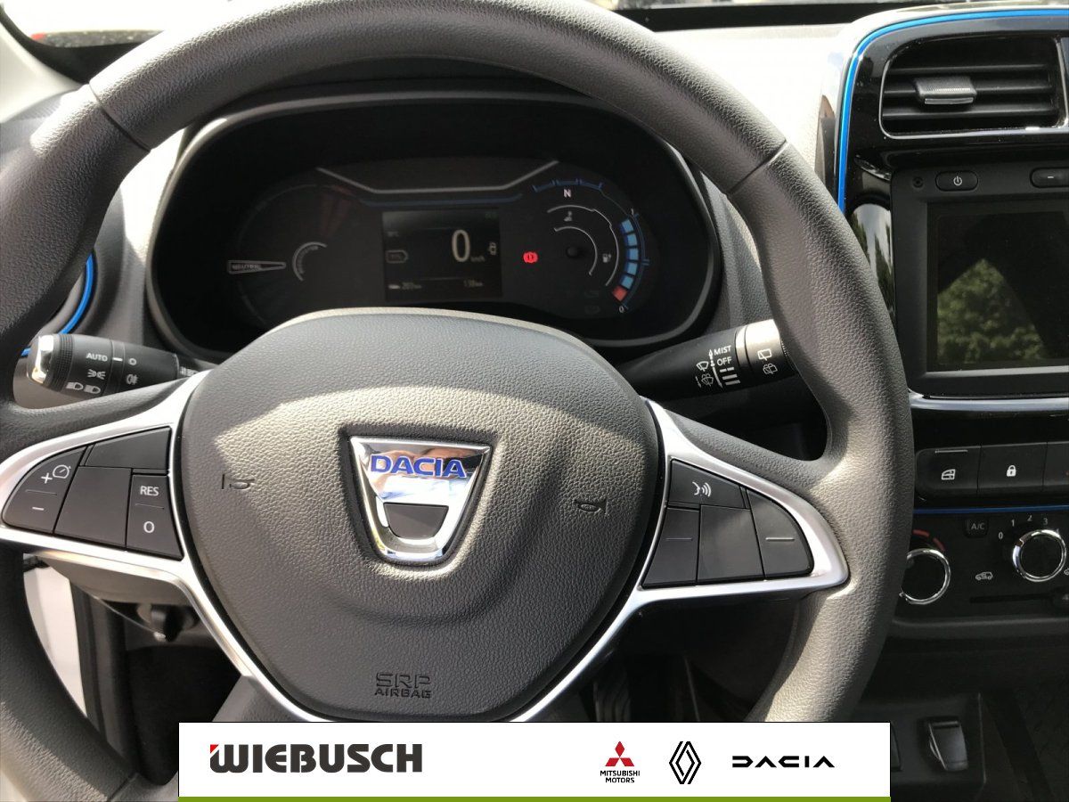 Dacia Lenkrad mit Tacho und Bordcomputer im Cockpit