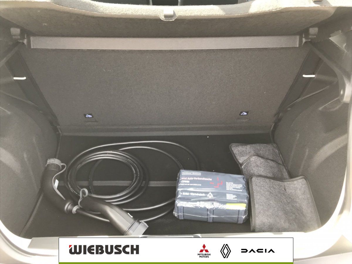 Kofferraum des Dacia mit Ladekabel und Zubehör im Detail