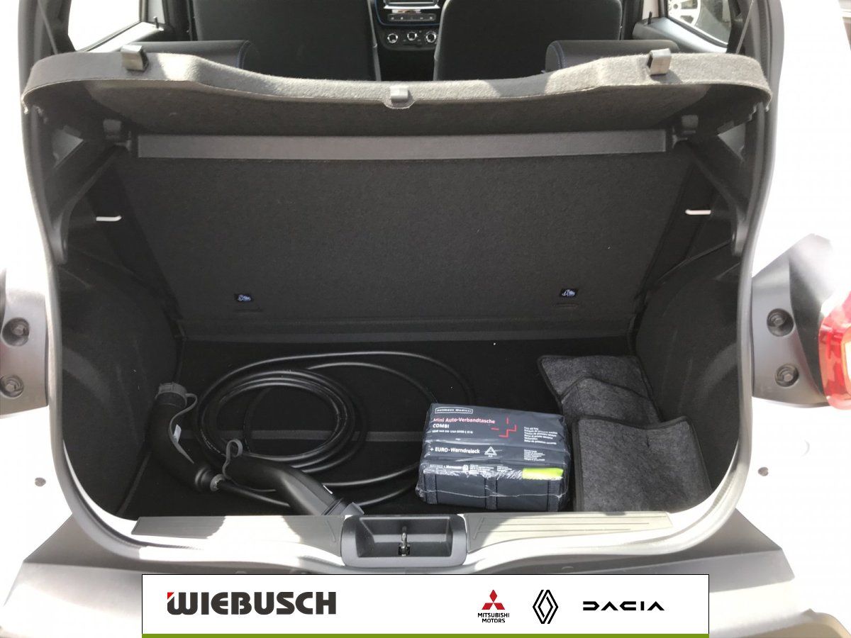 Kofferraum Renault Elektrofahrzeug mit Ladekabel und Zubehör