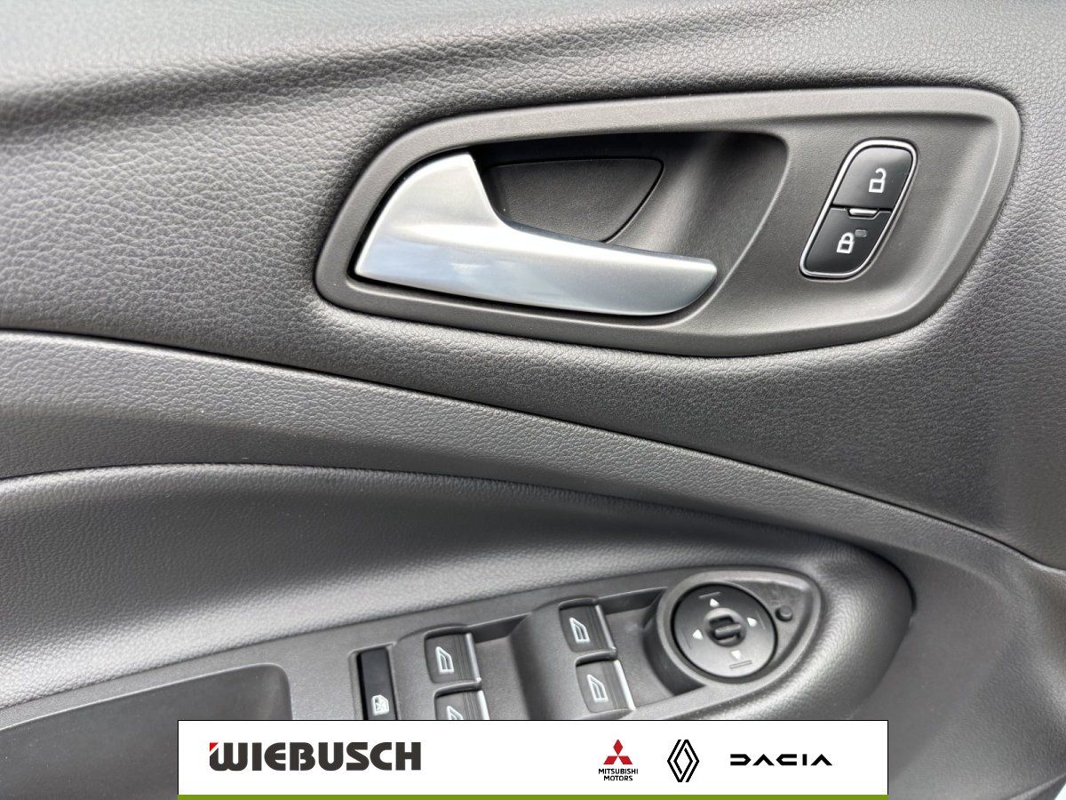 Ford Kuga Innenraum Türgriff und Fensterheber Detailansicht