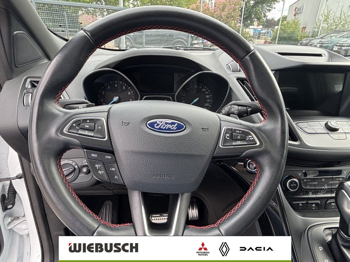 Ford Kuga Lenkrad mit Multifunktionstasten und Tacho Innenraum