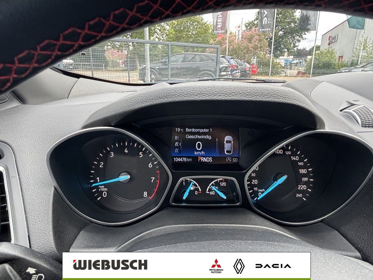 Ford Kuga Cockpit mit Tacho und Bordcomputer Innenansicht