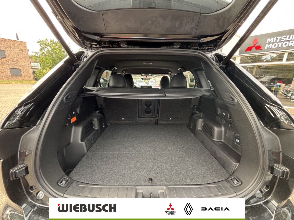 Kofferraum mit umgeklapptem Rollo im schwarzen SUV