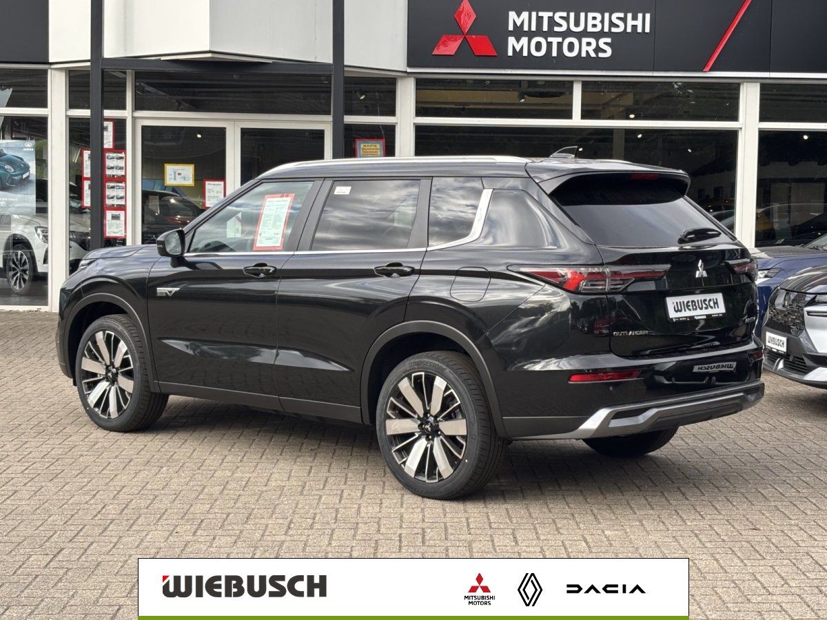 Mitsubishi Outlander schwarz Heckansicht vor Autohaus Wiebusch