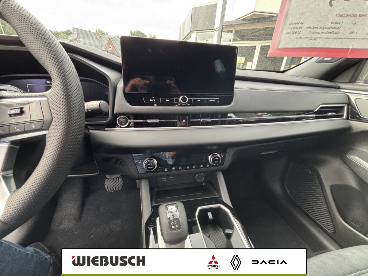 Cockpit mit Touchscreen und Mittelkonsole im Mitsubishi Outlander
