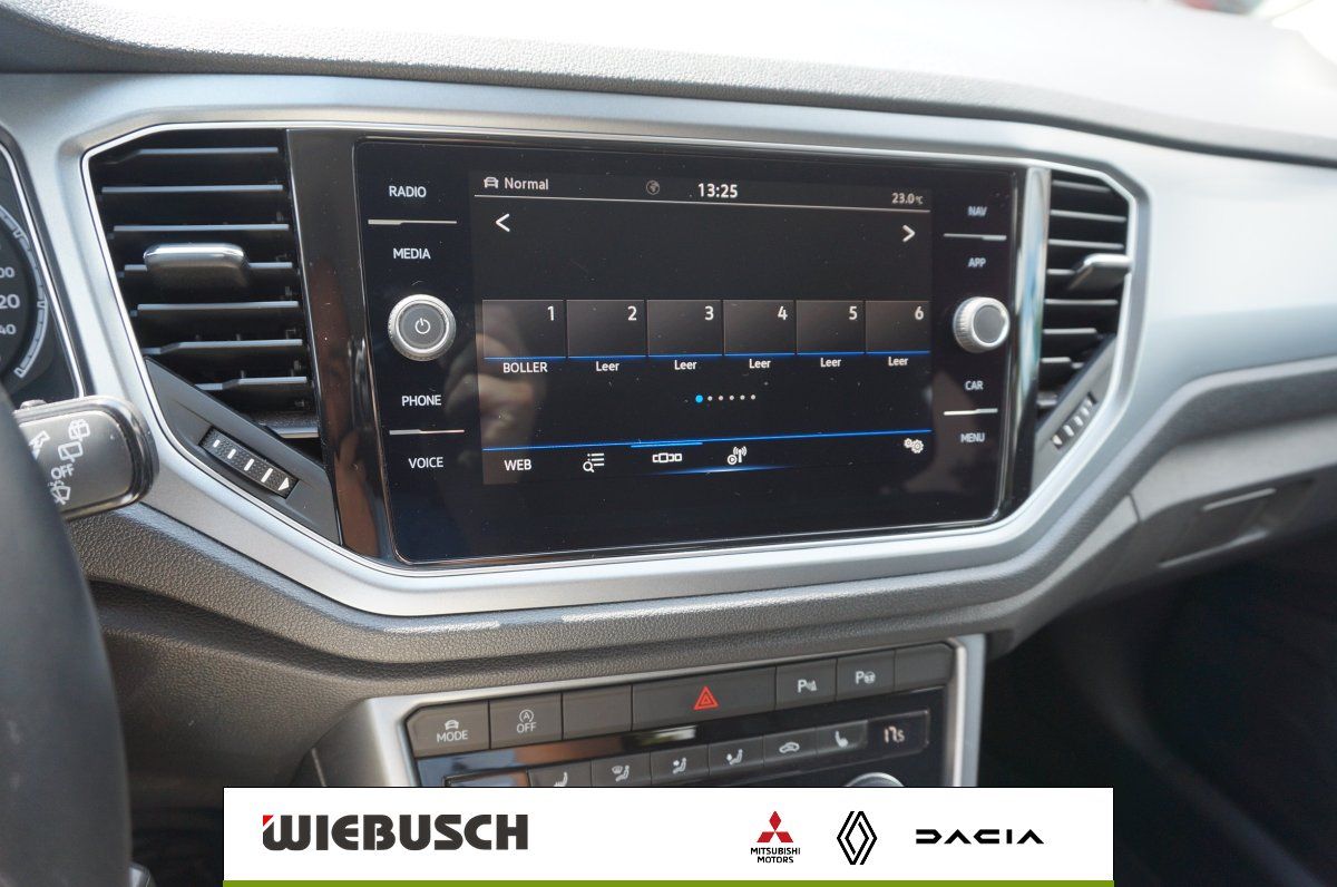 Infotainment-Touchscreen mit Navigationssystem im VW Cockpit