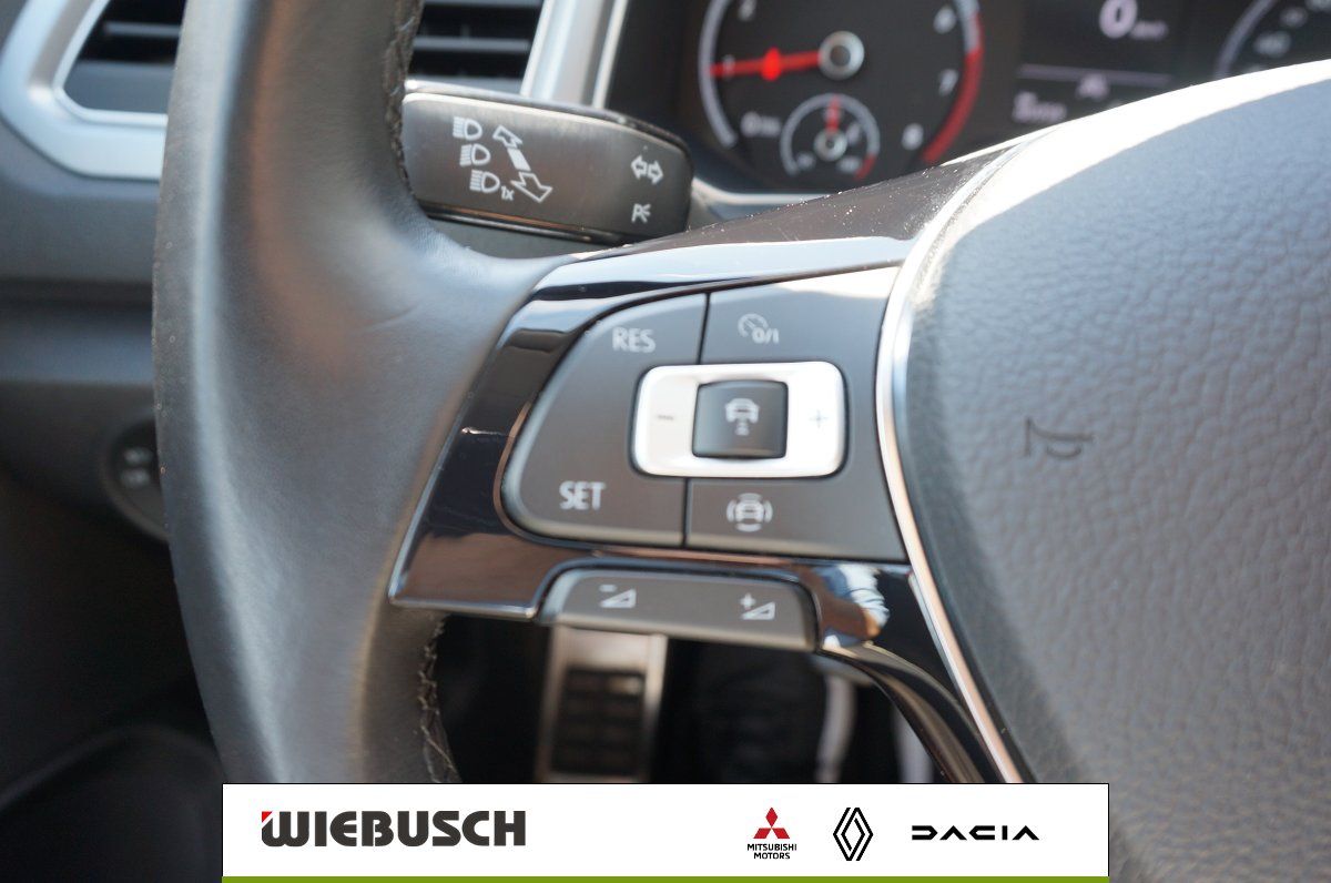 Nahaufnahme Lenkradbedienelemente mit Tempomat und Multifunktionstasten im VW