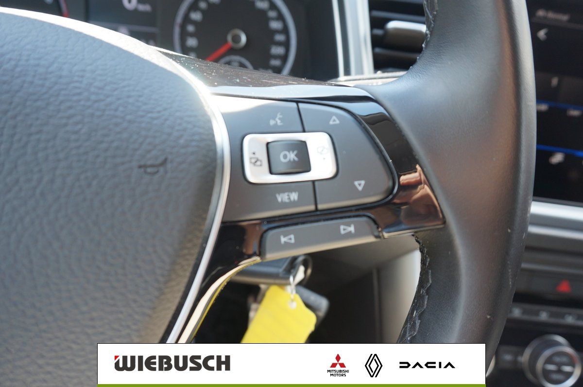 Detailansicht Lenkrad mit Multifunktionstasten und Bordcomputer-Bedienung im VW