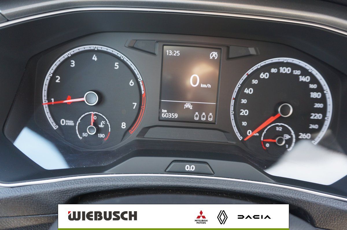 VW T-Roc Cockpit Tacho mit 60359 km Laufleistung im Detail