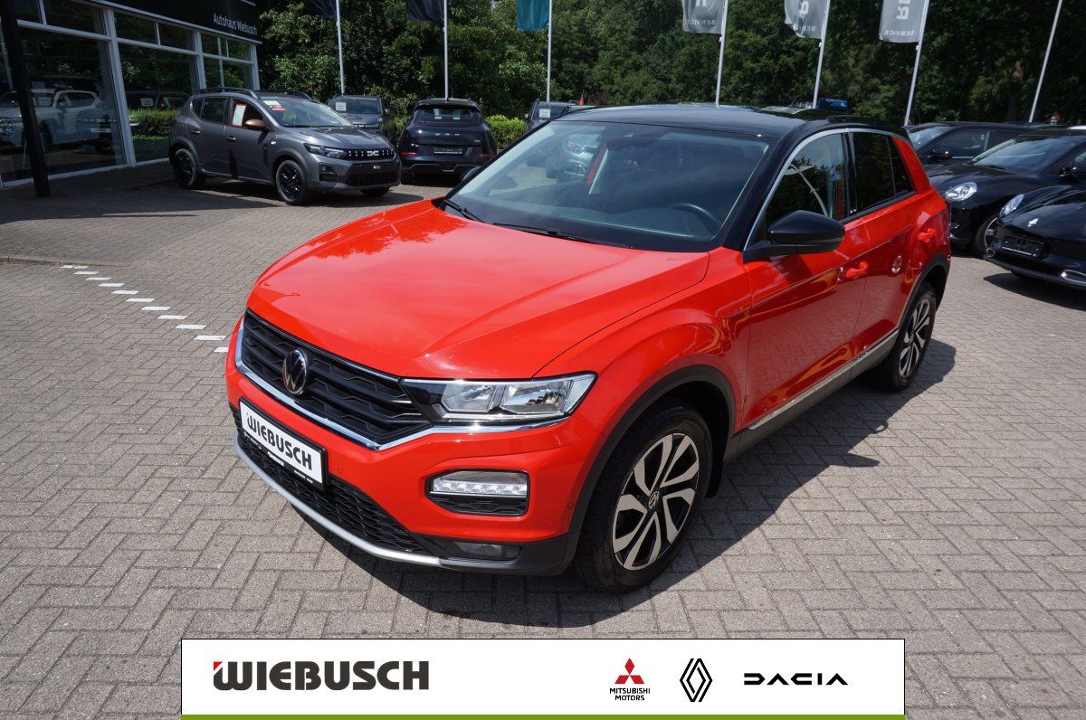 VW T-Roc rot Frontansicht auf Hof des Autohauses