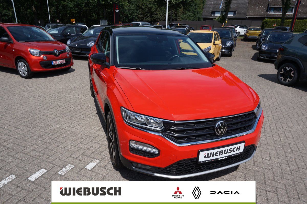 VW T-Roc in Rot mit schwarzem Dach, Frontansicht auf Haendlerhof