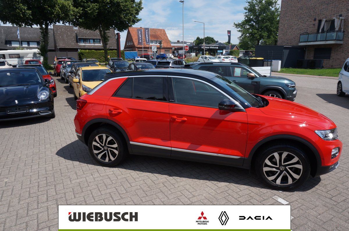 VW T-Roc rot Seitenansicht auf Parkplatz