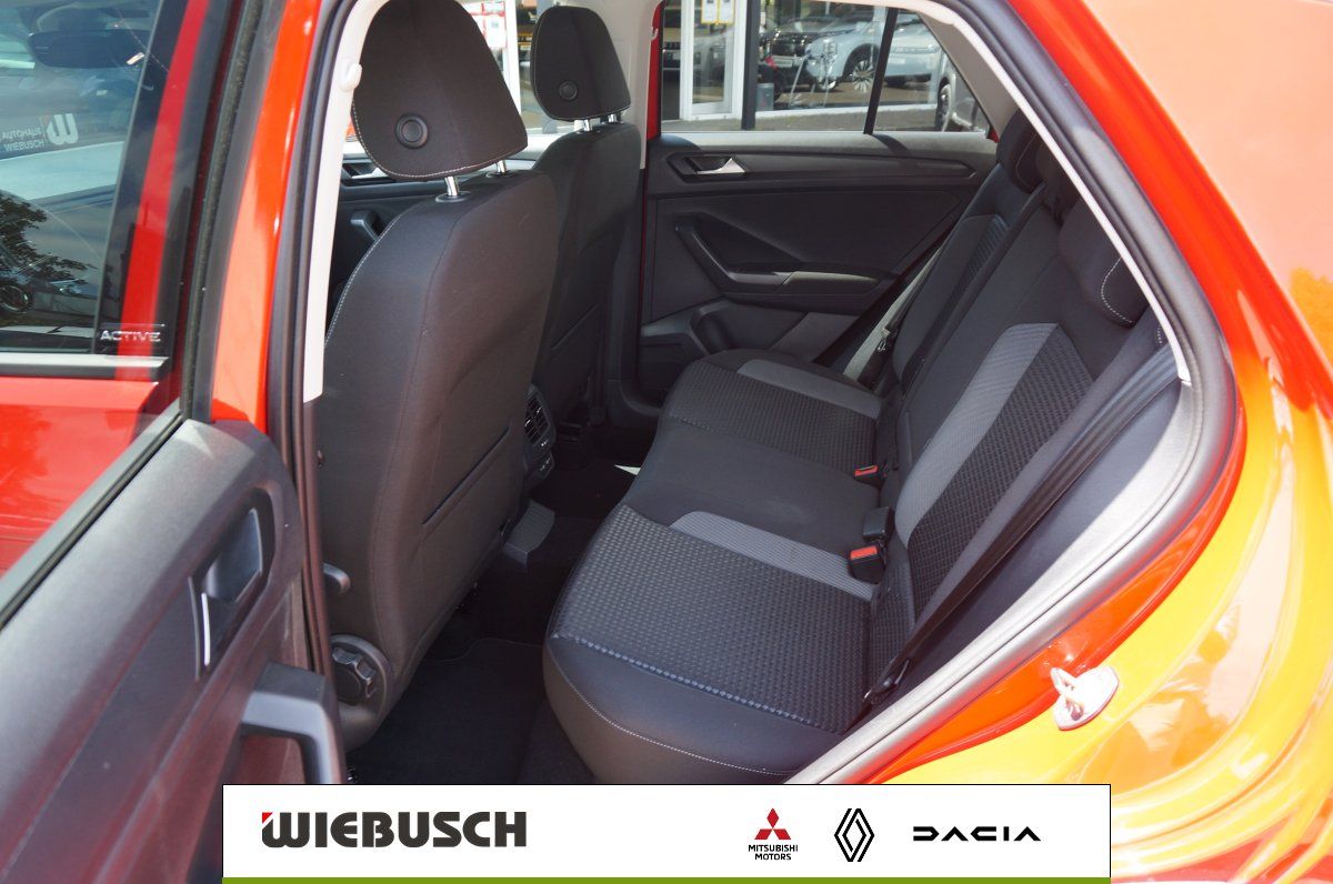 VW T-Roc Rueckbank mit schwarzer Stoffpolsterung im Innenraum