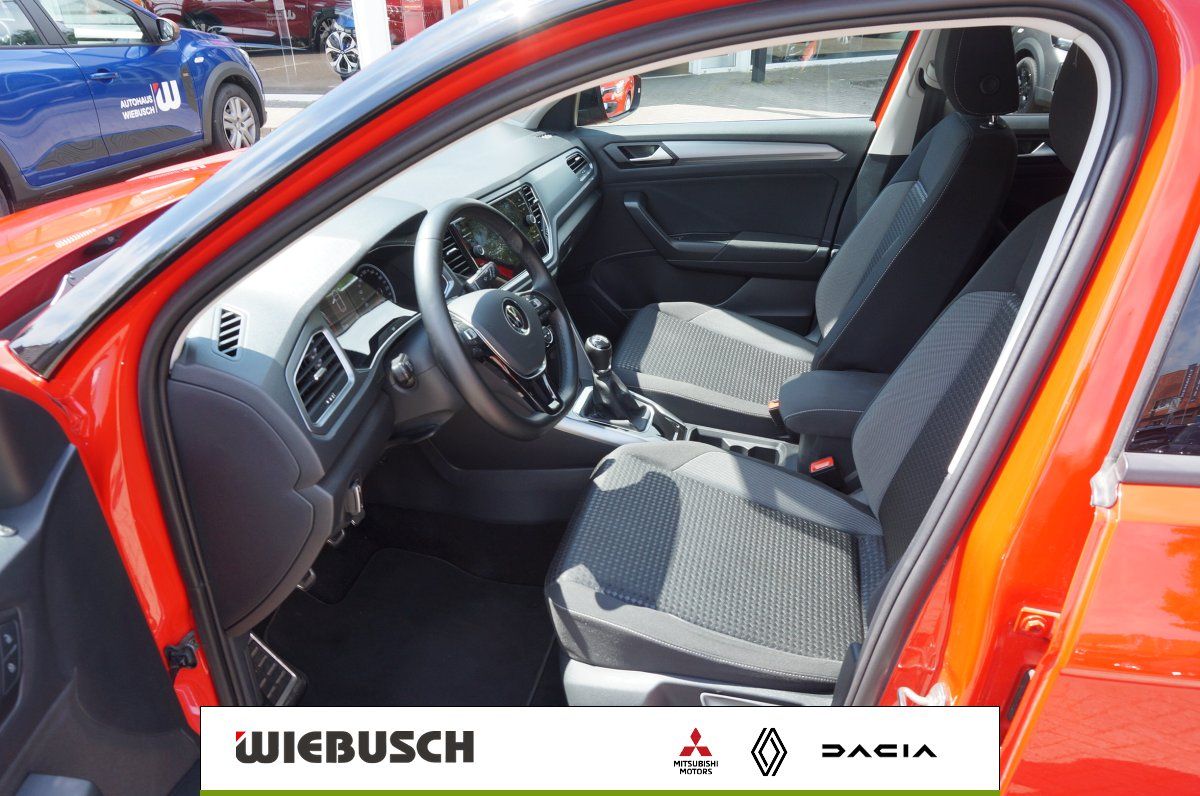 VW Innenraum mit Vordersitzen und Cockpit, Fahrzeuginterieur in Rot und Schwarz