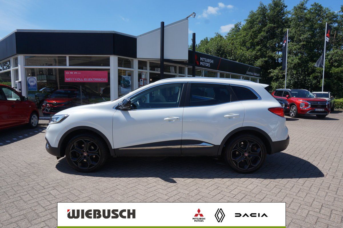 Renault Kadjar weiß Seitenansicht vor Autohaus Wiebusch