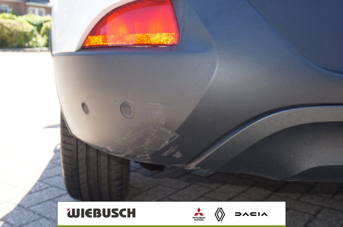 Renault Kadjar weiß Heckstoßstange mit Lackschaden Detailansicht