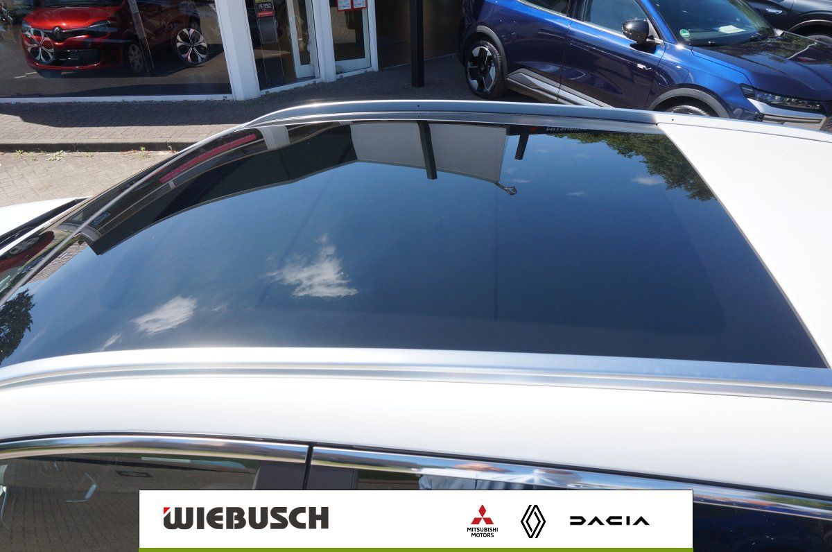 Panorama-Glasdach eines weissen Renault in Detailansicht