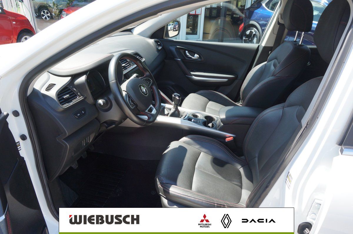 Renault Innenraum mit schwarzen Ledersitzen und Lenkrad im Detail