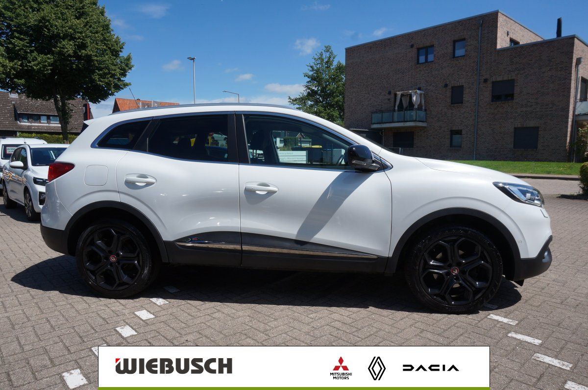 Renault Kadjar weiß Seitenansicht mit schwarzen Felgen geparkt