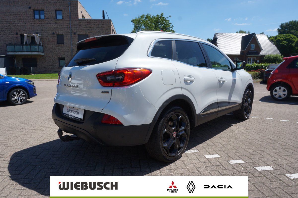 Renault Kadjar weiß Heckansicht mit schwarzen Alufelgen im Autohaus
