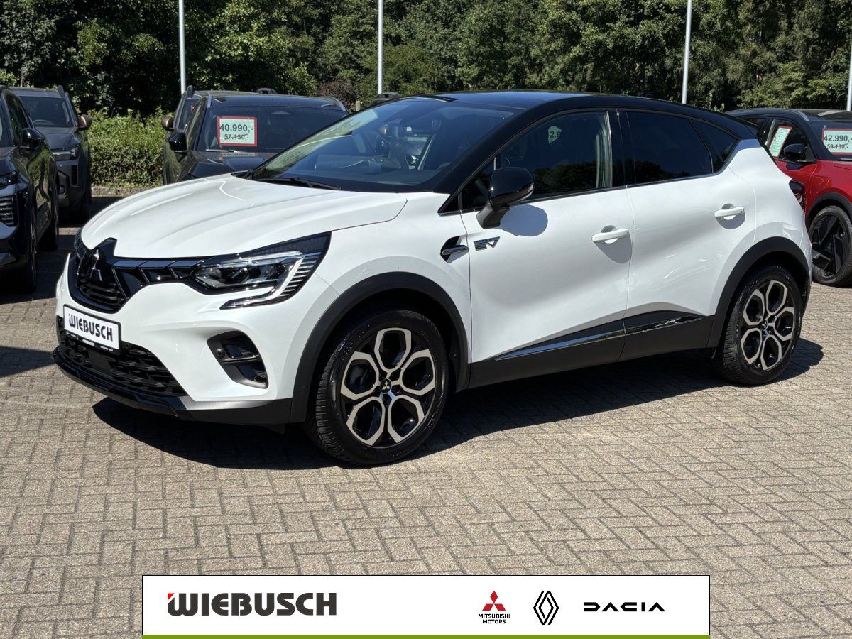 Weißer Renault Captur Seitenansicht auf Autohaus Parkplatz