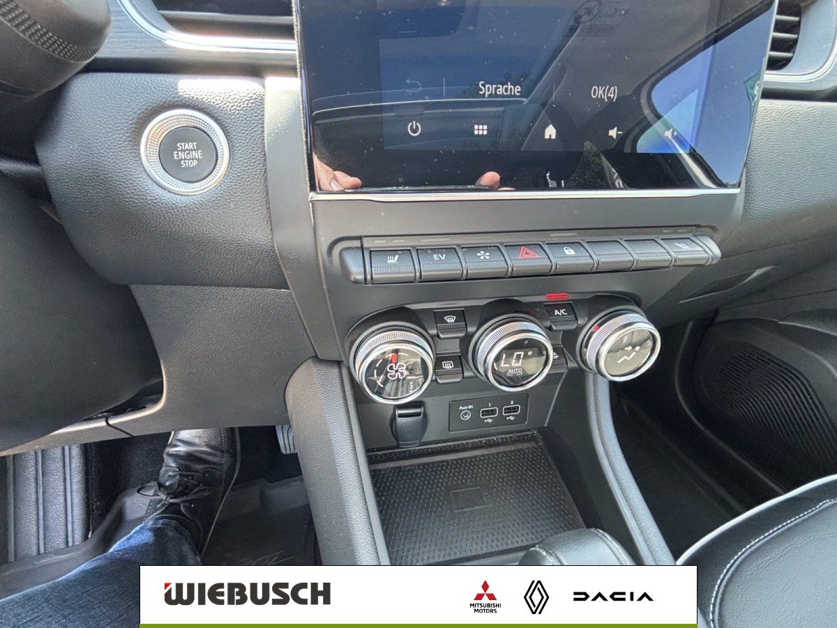 Mittelkonsole mit Klimabedienung und Touchscreen im Fahrzeuginnenraum