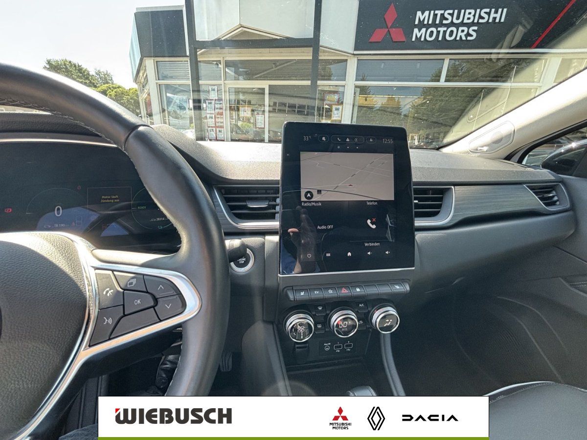 Cockpit mit Navigationssystem, Lenkrad und Mittelkonsole im Innenraum