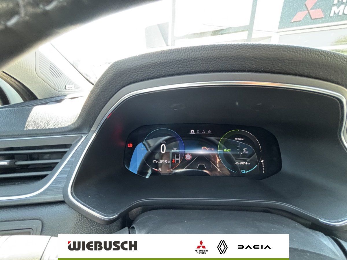 Digitales Kombiinstrument mit Tacho und Fahrzeugdaten im Cockpit