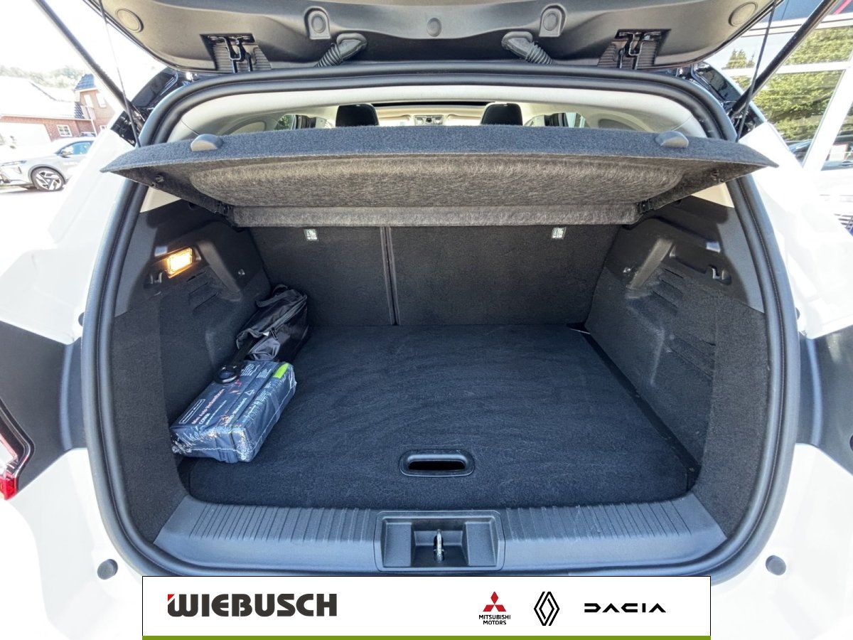 Kofferraum mit Laderaumabdeckung im Fahrzeug, leer und geräumig